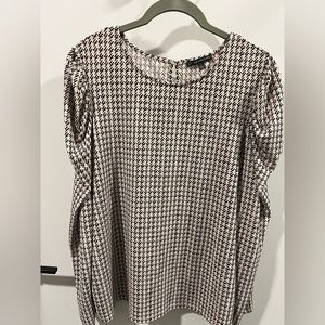 Beautiful Adrianna Papell size L pattern blouse, cream pattern and puff sleeve